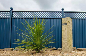 Двухметровый забор из профлиста сигнально-синий