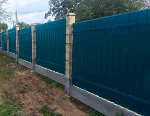 Забор с ленточным фундаментом на неровном участке